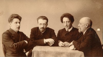 Şairler Alexander (Alexandre) Aleksandrovich Blok (1880-1921), Georgii (George) Chulkov (1879-1939), Konstantin Aleksandrovich Erberg (Siunnerberg, Sunnerberg, Sunnenberg) (1871-1942) ve Fyodor Sologub (Fiodor Sologoub, Fiodor Kouzmit by Dmitri Spiridonovich Zdobnov