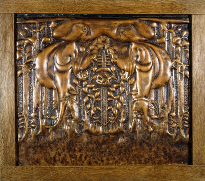 İki bakan stilize bakireyi tasvir eden, yüksek kabartma kalıplanmış dekoratif bir kurşun panel by Donald McKay Stoddart
