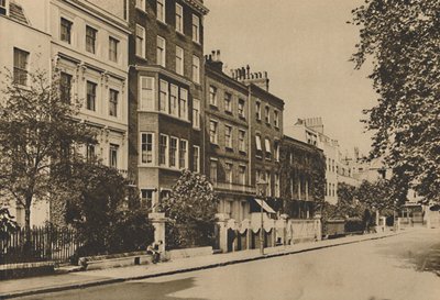 İki Yüzyılın Barışını Hâlâ Koruyan Kensington Meydanı, c1935. by Donald McLeish