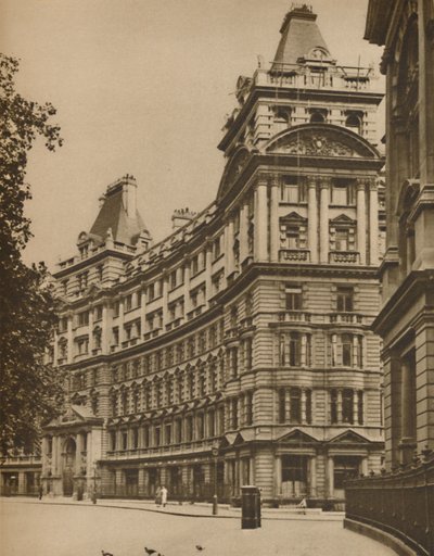 Salisbury House: Şehirdeki Saray İş Binaları, c1935. by Donald McLeish