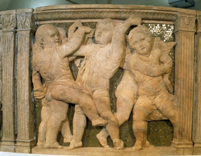 Pergamo del Duomo: müzikal melekler. İtalya, Prato Katedrali