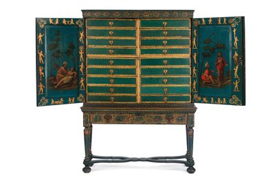 Stand üzerinde kollektör dolabı, c.1700-30 (yaldızlı ve yeşil Japanning) (ayrıca bkz. 780666-8) by Dutch School