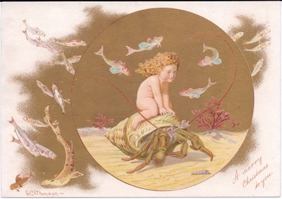 Bir balık sürüsü ile çevrili bir su bebeği tarafından basılan bir kabuktaki bir keşiş yengecinin Viktorya dönemine ait bir Noel kartı, Gertrude Thompson, 1895 dolayları (renkli taş) by E. Gertrude Thompson