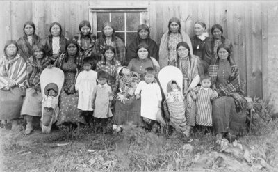 Kate McBeth (ö.1915) Nez Perce Kadın Dikiş Derneği kadınlarıyla birlikte by E. Jane Gay