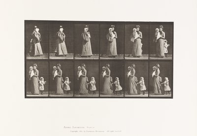 Plaka 52. Yürüyen çocuğu taşıyan, dönerek; 9 elbiseyi tutan başka bir çocuk (70) by Eadweard Muybridge