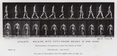 Hareket Halindeki İnsan Figürü: Bir elinde elli kiloluk ağırlıkla yürüyen atlet (s/b fotoğraf) by Eadweard Muybridge