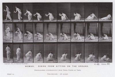 Hareket Halindeki İnsan Figürü: Yerde otururken yükselen kadın (s/b fotoğraf) by Eadweard Muybridge
