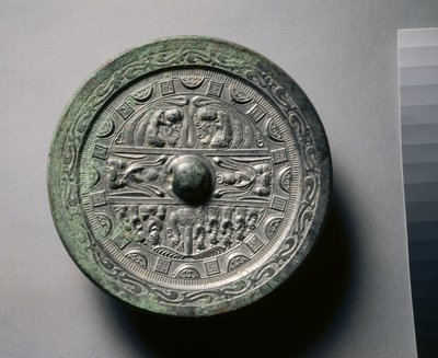 Kareler ve Yarım Dairelerden Oluşan Halkalarla Çevrili Üç Bölümde Tanrıları ve Kralları İçeren Ayna (bronz) by Eastern Han Dynasty Chinese School
