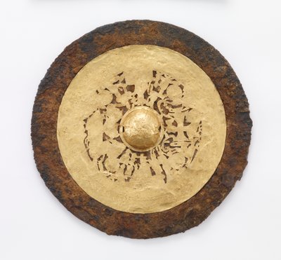 Batının Kraliçe Anası (Xiwangmu) ve Doğunun Babası Dük (Dongwanggong) ile ayna, 25-220 (altın levhalı demir ve ipek izleri) by Eastern Han Dynasty Chinese School