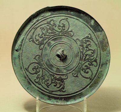 Geçmeli Ejderhalarla Ayna, Doğu Zhou Hanedanlığı, Savaşan Devletler dönemi, MÖ 475-221 (bronz) by Eastern Zhou Dynasty Chinese School