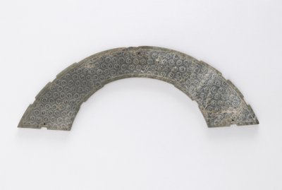 Huang, Changsha, Hunan eyaleti, MÖ 4.-3. yy (yeşim taşı) tipinde daire yayı şeklinde kesilmiş ince levha by Eastern Zhou Dynasty Chinese School