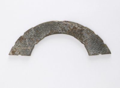 Huang, Changsha, Hunan eyaleti, MÖ 4.-3. yy (yeşim taşı) tipinde daire yayı şeklinde kesilmiş ince levha by Eastern Zhou Dynasty Chinese School