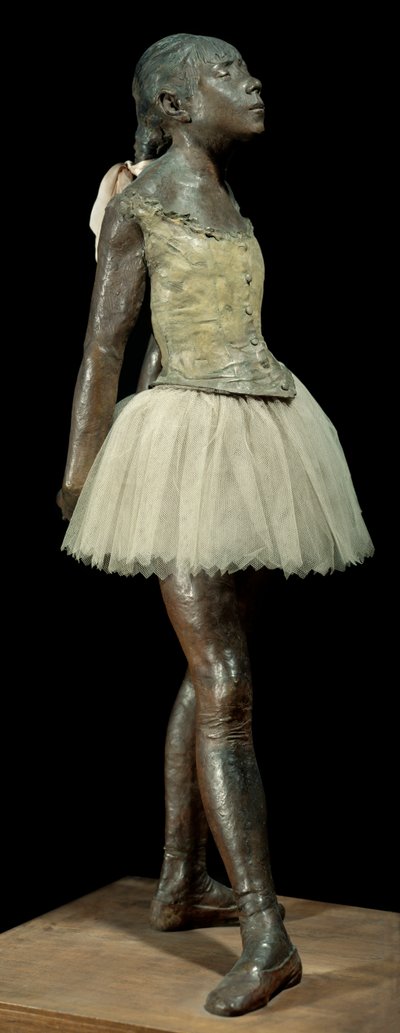 Ahşap kaide üzerine bronz patine, tül ve pembe saten üzerinde Edgar Degas (1834-1917) tarafından yapılmış 14 yaşında veya büyük dansçı giydirilmiş Heykel by Edgar Degas