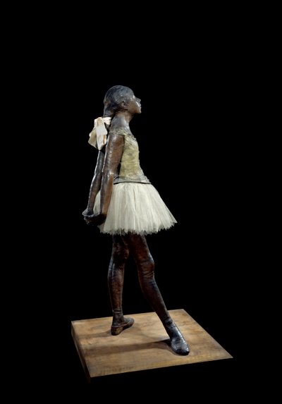 Ahşap kaide üzerine bronz patina, tül ve pembe saten üzerinde Edgar Degas (1834-1917) tarafından yapılmış 14 yaşında veya büyük dansçı giydirilmiş Heykel by Edgar Degas