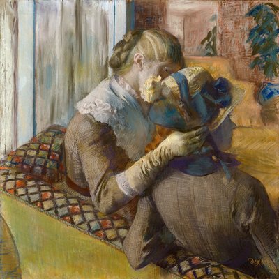 Modacıda. Şapka deneyen bir müşteri by Edgar Degas