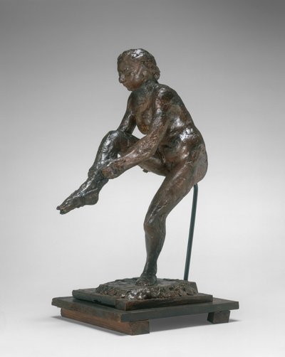 onun çorap koyarak dansçı by Edgar Degas