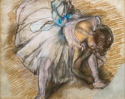 Dansçı ayakkabısını ayarlıyor. 1885. Kağıt üzerine pastel. by Edgar Degas