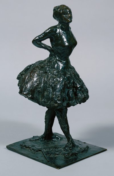 Gündelik elbiseli dansçı, elleri kalçalarında, sağ bacağı önde, döküm c.1919-21 by Edgar Degas