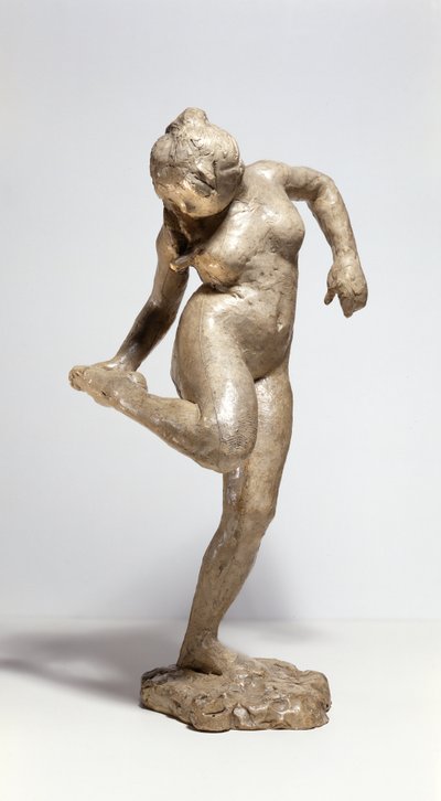 Ayağının tabanına bakan dansçı (alçı) by Edgar Degas