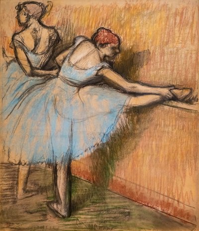 Dansçılar dümende. 1900 civarı. Aydınger kağıdı üzerine kömür ve pastel, karton üzerine tamamıyla tutkal. by Edgar Degas
