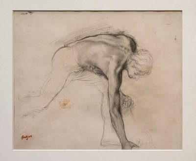 Çıplak adam eğilerek bir nesneyi alıyor. 1859-1861 civarında. Velin kağıt üzerinde grafit. by Edgar Degas