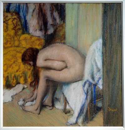 Çıplak kadın ayaklarını siliyor Bir kadının tuvaleti var. Edgar Degas (1834-1917) tarafından boyama (siyah mürekkeple monotip). 1879-1893. karartmak 0,45x0,23 m. Paris, Musee d