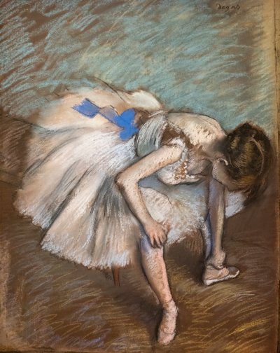 Oturan dansçı ayağına masaj yapıyor. 1881-1883. Kahverengi kağıt üzerine pastel, karton üzerine yapıştırır. by Edgar Degas