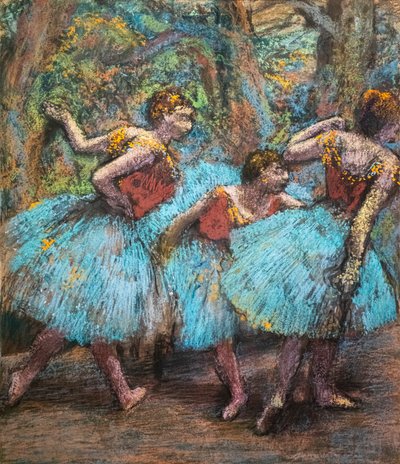Üç dansçı (mavi etekler, kırmızı korsajlar). 1903 civarında. Kağıt üzerine pastel, karton üzerine yapıştırıcı. by Edgar Degas