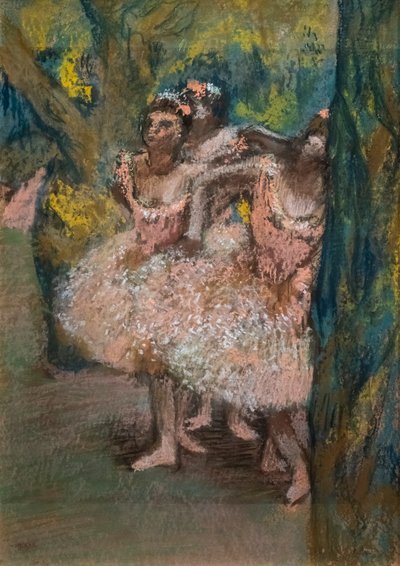 Somon etekli üç dansçı. 1904-1906. Karton üzerine maroufle kağıt üzerine pastel. by Edgar Degas