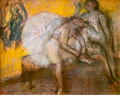 Dinlenmekte olan iki dansçı. 1910 civarı. İnce velin kağıdına pastel. by Edgar Degas