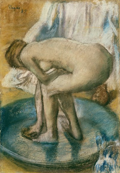 Sığ Küvette Yıkanan Kadın, 1885 (İpek sürgü üzerine serilmiş açık yeşil dokuma kağıt üzerine kömür ve pastel) by Edgar Degas