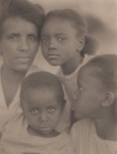 Bir Aile Portresi by Edith R. Wilson