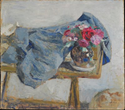 Bir masada kırmızı güller ve kumaşlar, 1900-1901. by Edouard Vuillard