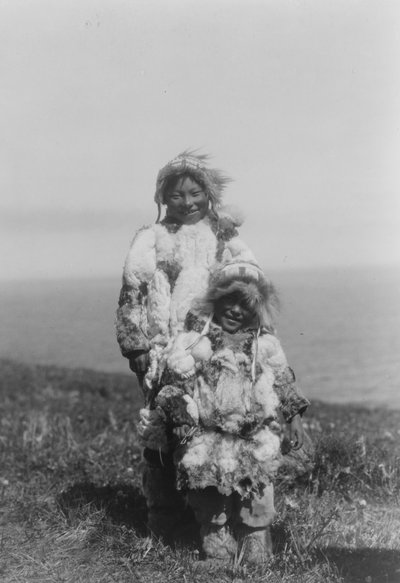 Ördek derisi parkalar giyen küçük bir çocuk ve daha yaşlı bir Eskimo, Nunivak Adası, Alaska, 1929 dolayları (s/b fotoğraf) by Edward Sheriff Curtis