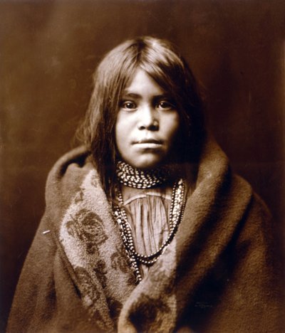 Bir Apaçi kızı, c. 1903, fotoğraf Edward S. Curtis by Edward Sheriff Curtis