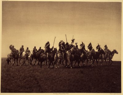 Brate savaş partisi. Bir Sioux Brules grubu, düşmana karşı yapılan bir baskını tekrarlar. Edward S. Curtis'in Kuzey Amerika Kızılderilileri hakkındaki ansiklopedisinin (1868-1952) 3. cildinden alınan fotoğraf, Theodore Roosevelt'in önsözüyle. 1907  by Edward Sheriff Curtis