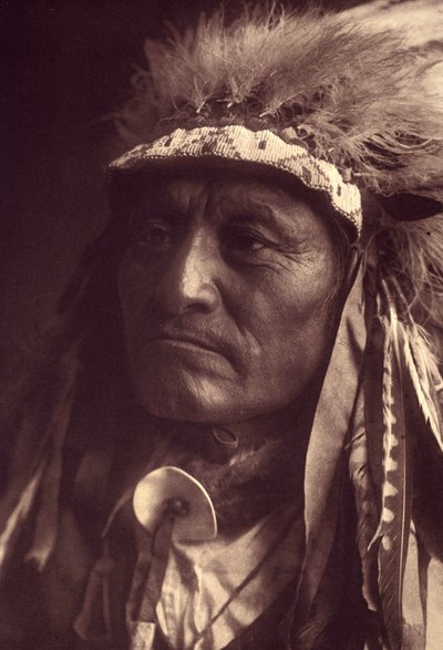 Crazy Thunder, a Sioux Teton (Oglala veya Ogalala) Edward S. Curtis'in Kuzey Amerika Kızılderilileri hakkındaki ansiklopedisinin (1868-1952) 3. cildinden bir fotoğraf, Theodore Roosevelt'in önsözüyle. 1907 ile 1930 yılları arasında 20 cilt yayınlan by Edward Sheriff Curtis