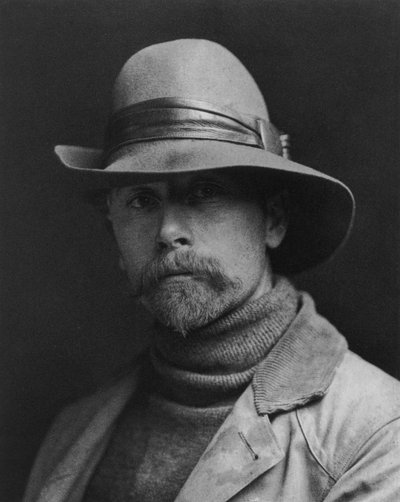 John PierpontMorgan'ın himayesinde çalışan Amerikalı fotoğrafçı Edward S. Curtis (1868-1952), Kızılderililerle ilgilendi ve onlar hakkında bir tür ansiklopedi ("Kuzey Amerika Kızılderili") yayınladı. by Edward Sheriff Curtis