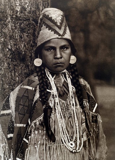 Amerika Kızılderilisi: Umatilla Kızının Portresi by Edward Sheriff Curtis