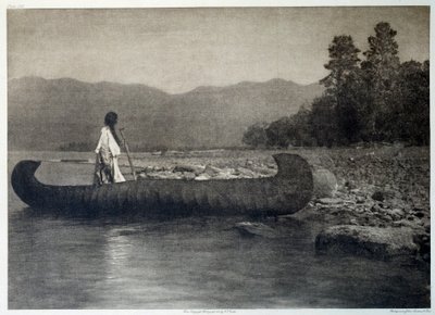 Amerika Kızılderilileri: Montana, Flathead Gölü'nün güneyindeki bir kano teknesinde bir Kızılderili by Edward Sheriff Curtis