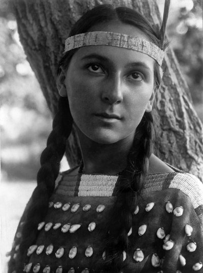 Lucille, Dakota kadını, yak. 1908, fotoğraf Edward S. Curtis by Edward Sheriff Curtis