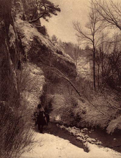 Uçurumdan geçerken, kış sahnesi. Apsaroke Kızılderilileri Montana, Pryor Nehri üzerindeki karda bir uçurum boyunca ilerliyorlar. Edward S. Curtis (1868-1952) tarafından yayınlanan Kuzey Amerika Kızılderilileri konulu ansiklopedinin 4. cildinden alınan foto by Edward Sheriff Curtis