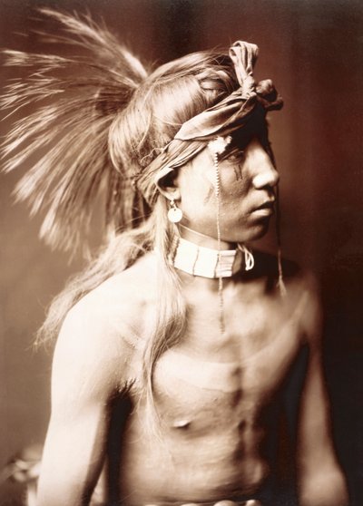 Gösteriler Giderken Edward S. Curtis, c.1904 (tonlu gümüş baskı) by Edward Sheriff Curtis