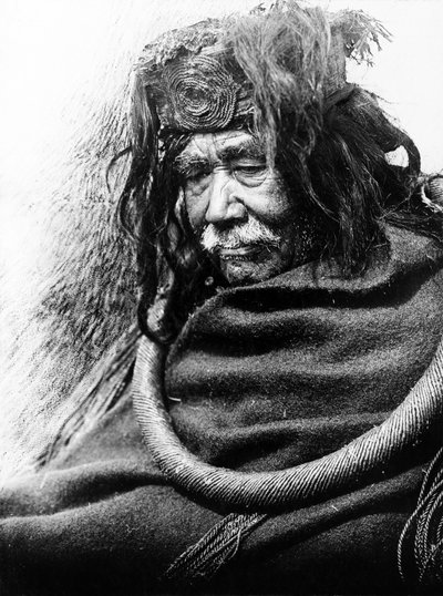 Hamatsa, Nakoaktok c. 1910 Nakoaktok adamının yarı boy portresi, yüzü sola dönük, sedir kökü tören halkası takıyor. by Edward Sheriff Curtis
