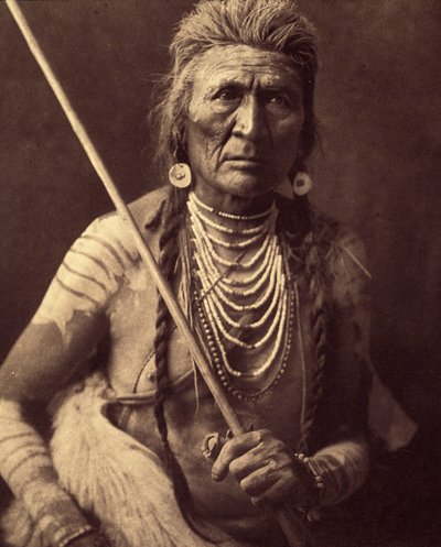 Kurt, Kızılderili Apsaroke (Kurt - Apsaroke bazen Absaroke olarak da yazılır) Fotoğraf Edward S. Curtis (1868-1952) tarafından Theodore Roosevelt'in önsözüyle Kuzey Amerika Kızılderilileri hakkında yayımladığı ansiklopedinin 4. cildinden alınmıştır. 19 by Edward Sheriff Curtis