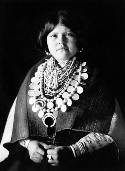 Zuni süsleri giyen genç Hintli kadın, c. 1903, fotoğraf Edward S. Curtis by Edward Sheriff Curtis