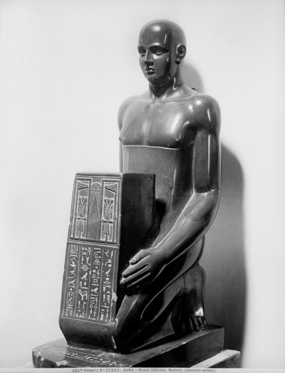 Naophorous bir adam heykeli (bazalt) by Egyptian
