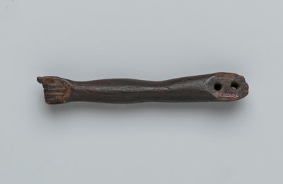 Bir heykelden küçük kol (tahta) by Egyptian