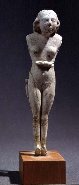 Çıplak bir kadın heykelciği, Tinite Dönemi, yaklaşık MÖ 3100-2700 (su aygırı fildişi) by Egyptian