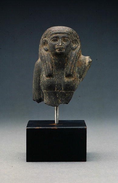 Bir grup heykelinden bir kadının başı ve omuzları, muhtemelen bir cenaze ikilisi, Orta Krallık (bazalt) by Egyptian 12th Dynasty